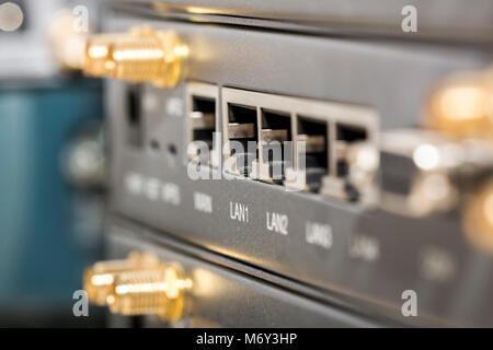 Dispositivi di rete WAN e LAN, COM. Close-up dispositivi di networking router, switch, connettori Foto Stock