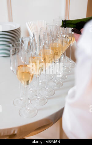 Cameriere versa dello Champagne Foto Stock