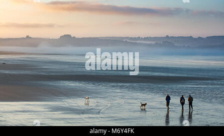 Nebbia di mare e figure pochi cani sulla Plage de KERLOC'H, Crozon Penisola, Finisterre, Bretagne, Francia Foto Stock