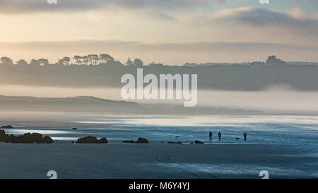 Nebbia di mare e figure pochi cani sulla Plage de KERLOC'H, Crozon Penisola, Finisterre, Bretagne, Francia Foto Stock