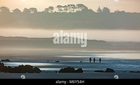 Nebbia di mare e figure pochi cani sulla Plage de KERLOC'H, Crozon Penisola, Finisterre, Bretagne, Francia Foto Stock