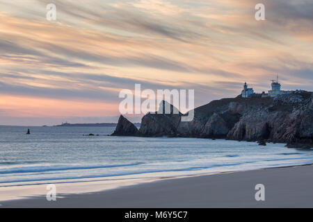 Pointe du Toulinguet e Anse de Pen Hat al crepuscolo, Crozon Penisola, Bretagne, Francia Foto Stock