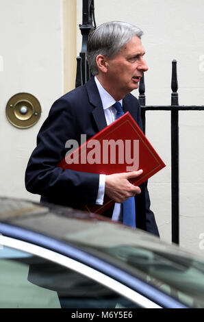 Il cancelliere Philip Hammond lascia 11 Downing Street, Londra, per la Camera dei comuni per il primo ministro di domande. Foto Stock