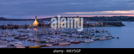 Il Tour Vauban e il porto all'alba, Camaret sur Mer , Finisterre, Bretagne, Francia Foto Stock