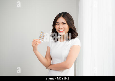 Bellezza ritratto di una giovane e bella donna con le pillole. Foto Stock