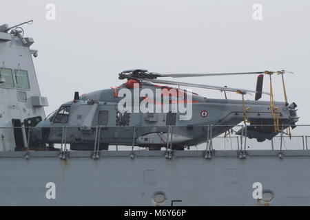 La Marina Francese NHIndustries NH90 Caimano (numero di serie 10), portati da FS Provence (D652), passando Greenock all'inizio dell'esercizio comune della Warrior 17-2 Foto Stock