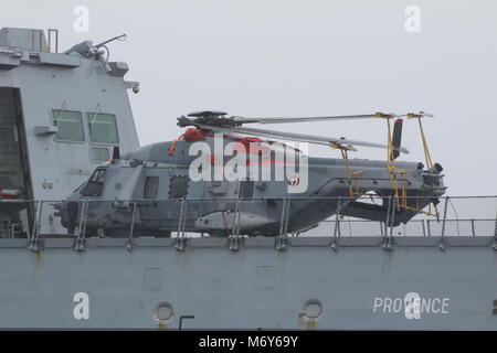 La Marina Francese NHIndustries NH90 Caimano (numero di serie 10), portati da FS Provence (D652), passando Greenock all'inizio dell'esercizio comune della Warrior 17-2 Foto Stock