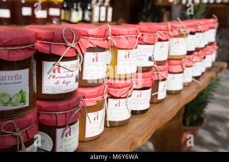 Granada, Spagna - Agosto 20th, 2017: marmellate tradizionali bottiglie per vendere in strada tranquilla della città di Capileira. Alpujarras, Granada, Spagna Foto Stock