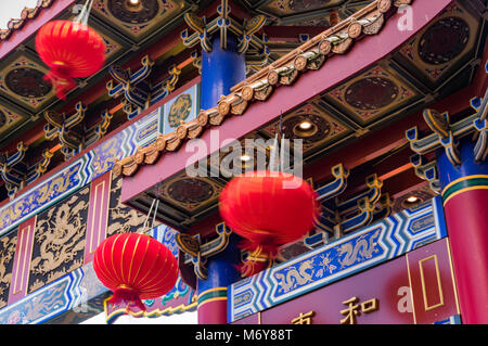 Una vista della porta di interesse armonioso in Victoria B.C. Chinatown, un sito storico nazionale del Canada Foto Stock