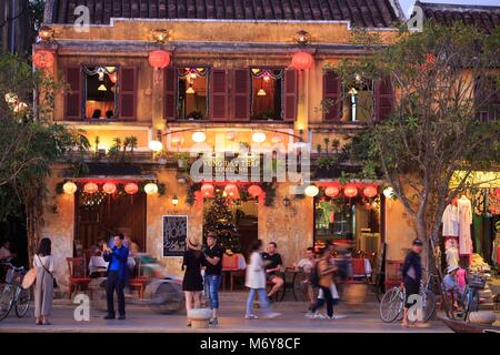 Caffè e ristoranti linea fiume Thu Bon nella vecchia città di Hoi An, Vietnam Foto Stock