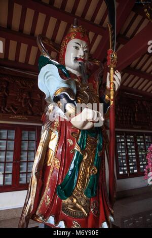 Un intricate sculture statua cinese del guerriero maschio all'ingresso della Linh Ung Pagoda sulla montagna di marmo, Vietnam Foto Stock