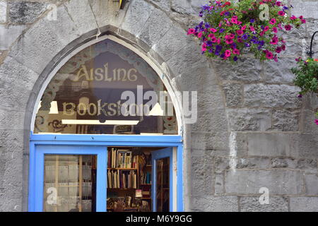 Finestra ad arco sulla storica costruzione in pietra di Cahernane libreria cristiana a Galway. Foto Stock