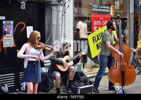 Fascia giocare Irish Folk Music in strade di Galway. Foto Stock