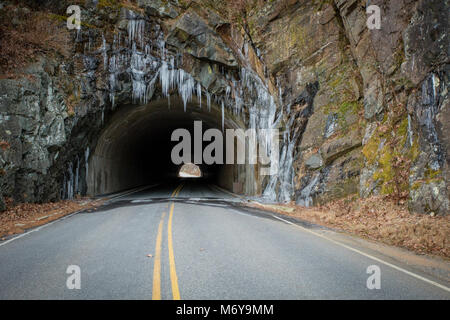 Ghiaccioli sul tunnel . Durante l'inverno, quando l'unità è chiaro, ci sono meravigliose opportunità di vedere incredibili formazioni di ghiaccio che si formano dal gocciolamento di acqua sopra il complesso di pareti rocciose nei nostri parchi. Giant ghiaccioli si sono visti qui appesa come i denti in bocca di Maria del Tunnel di roccia. Foto Stock