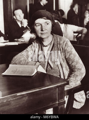 Margaret Sanger (1879-1966), Presidente del Comitato Nazionale per la legislazione federale per il controllo delle nascite, sul supporto prima di uno speciale comitato del Senato il 13 febbraio 1931 a testimoniare in favore del controllo delle nascite come realizzato nella Gillett bill (S. 4582). Foto Stock