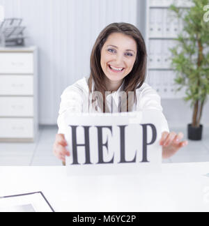 Sorridente business donna che mostra un foglio con la parola help Foto Stock