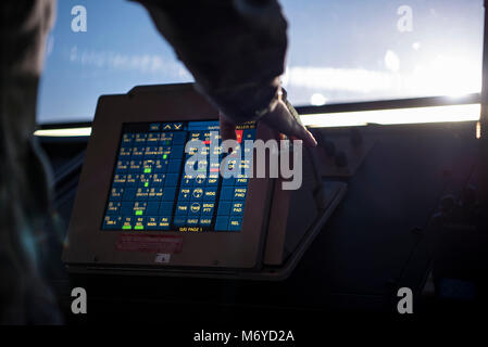 Vance controllore del traffico aereo utilizzare diversi monitor per assistere i loro posti di lavoro. (U.S. Air Force foto di Airman Zachary guarire) Foto Stock