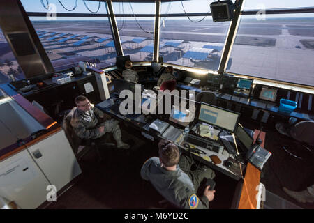 Vance controllori del traffico aereo a gestire i nostri cieli dal Inhofe del controllo del traffico aereo Torre Marzo 1, 2018 a Vance Air Force Base, Okla. I controllori del traffico aereo dal 71st operazioni squadrone di Supporto monitor circa 300 voli e migliaia di movimenti di aeromobili al giorno. (U.S. Air Force foto di Airman Zachary guarire) Foto Stock