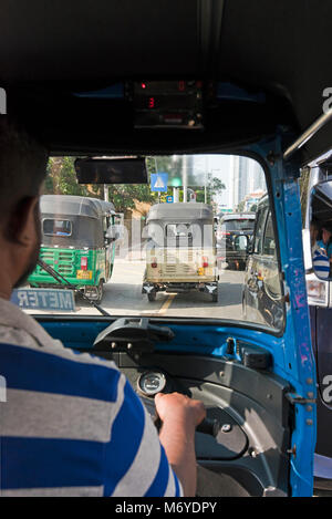 Vista verticale di un tuk-tuk driver di pilotaggio in Colombo, Sri Lanka. Foto Stock