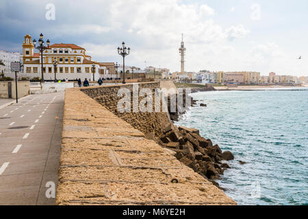 Lungomare a Cadice, Andalusia, Spagna, con la pista ciclabile, CEIP Campo del Sur la scuola pubblica e la Torre Tavira II TORRE DI TELECOMUNICAZIONI Foto Stock