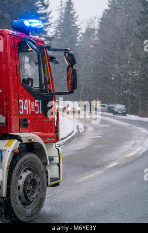 Karpacz, Polonia - Febbraio 2018 : Primo piano di un incendio del motore chiamato cabina in per cancellare i caduti branchech di alberi di pino dopo la nevicata in inverno Foto Stock