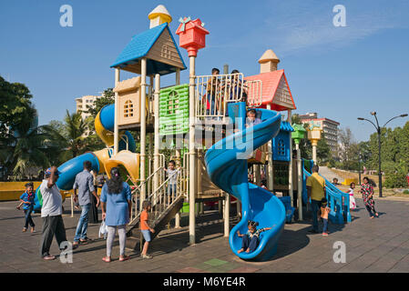 Vista orizzontale dell'area giochi per bambini nel Parco Viharamahadevi, precedentemente noto come Victoria Park in Colombo, Sri Lanka. Foto Stock