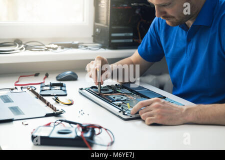 Servizio di riparazione computer - tecnico di riparazione notebook rotto in ufficio Foto Stock