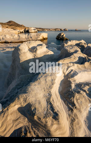 Formazioni di roccia vulcanica a Sarakiniko sulla costa nord, Sarakiniko Milos, Cicladi, il Mare Egeo e le isole greche; Grecia; l'Europa Foto Stock