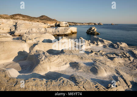 Formazioni di roccia vulcanica a Sarakiniko sulla costa nord, Sarakiniko Milos, Cicladi, il Mare Egeo e le isole greche; Grecia; l'Europa Foto Stock