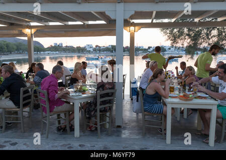 Il ristorante del porto in serata, Pollonia Milos, Cicladi, il Mare Egeo e le isole greche; Grecia; l'Europa Foto Stock