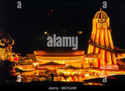 Panoramica di notte di Nottingham Fiera d'oca, un viaggio annuale luna park presso la foresta di massa di ricreazione in Nottingham, Inghilterra, durante la prima settimana di ottobre. Archival fotografia fatta in ottobre1987, Inghilterra Foto Stock