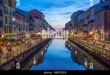 Naviglio Grande canal di sera, Milano, Italia Foto Stock