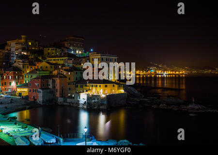 Genova (Genova), Italia, 29 marzo 2017 - Genova (Genova) Boccadasse di notte, un villaggio di pescatori e case colorate Foto Stock