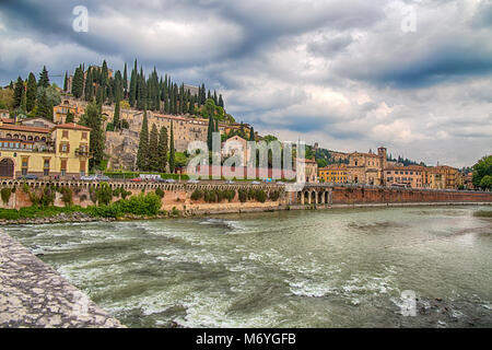 Vista dal ponte di pietra, Ponte della Pietra, al fiume Adige a Verona, Italia. Foto Stock