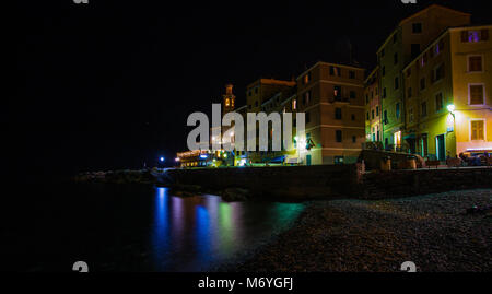 Genova (Genova), Italia, 29 marzo 2017 - Genova (Genova) Boccadasse di notte, un villaggio di pescatori e case colorate Foto Stock
