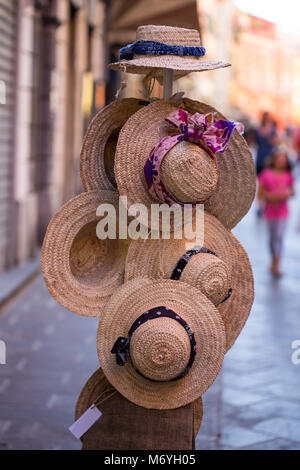 Bella e piuttosto cappelli per signore. Il cotone hat in fiore pattern. Summer Beach ragazza hat. Gruppo di cappelli colorati per la vendita Foto Stock