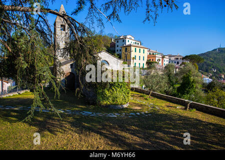 L antica chiesa (la Chiesa millenaria) nella Ruta, Genova (Genova) provincia, dedicata al Sacro Cuore di Gesù. Foto Stock