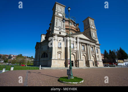 VICOFORTE, Italia, 11 aprile 2017 - Vicoforte Santuario, in provincia di Cuneo, Piemonte, Italia, la più grande cupola ellittica nel mondo. Foto Stock