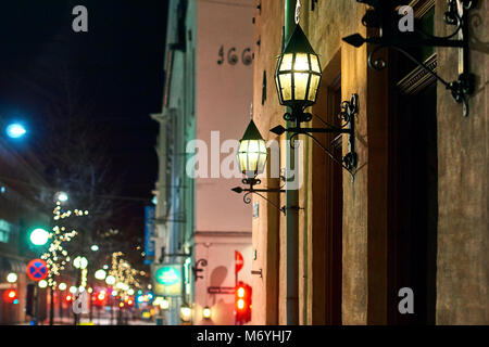 La città di notte vista della strada del centro con belle lanterne in Oslo, Norvegia Foto Stock