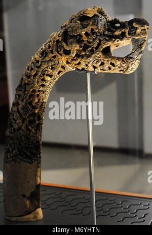 Animale-testa post scolpita in legno. Trovato nella tomba della barca di Oseberg, Norvegia. Ix secolo. Museo della Nave Vichinga. Oslo. La Norvegia. Foto Stock