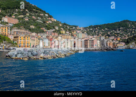 Camogli porto marina, barche e tipiche case colorate. Destinazione di viaggio Liguria, Italia, Europa. Foto Stock