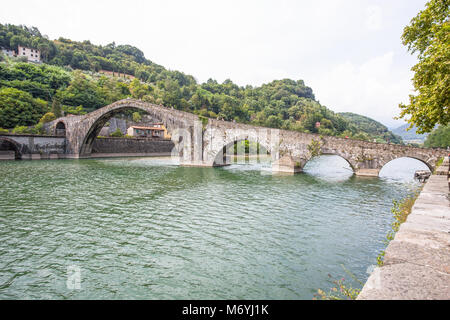 Ponte della Maddalena, ( Ponte della Maddalena), Borgo a Mozzano, Lucca, Italia, importante ponte medievale in Italia. Toscana. Foto Stock