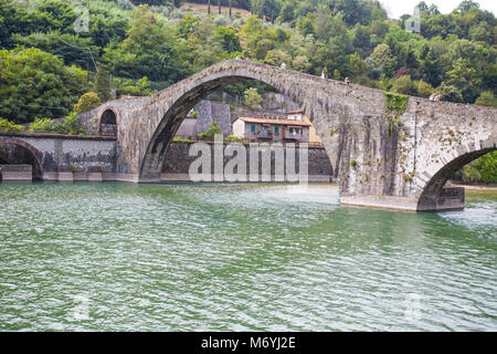 Ponte della Maddalena, ( Ponte della Maddalena), Borgo a Mozzano, Lucca, Italia, importante ponte medievale in Italia. Toscana. Foto Stock