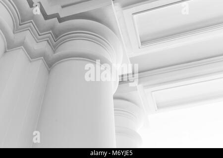 Round colonne bianche con portico, astratto classico bianco frammento interno Foto Stock