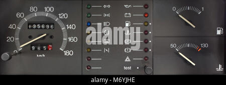 Analogico Cruscotto auto con tutte le spie di controllo off Foto Stock