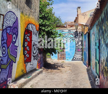 In Europa, in Grecia, Atene Attica,Anafiotika Plaka ,graffiti sul muro a Street La parte della città vecchia di Atene denominato Anafiotika è costruito proprio sotto l'acropoli (visto in background). Essa ricorda le case dell'isola greca di Anafi e fu creata per i lavoratori provenienti da quella isola per aiutare costruito ad Atene quando divenne la capitale dello stato greco. Foto Stock