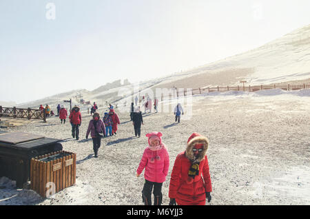 La folla di turisti sulla cima del monte Changbai Foto Stock