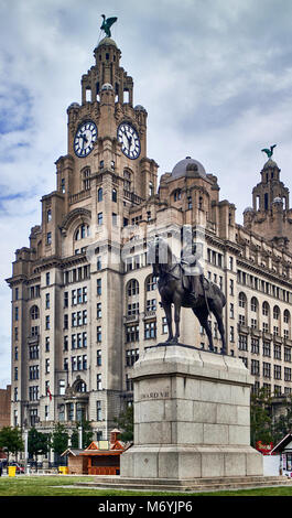 Il Liverpool edificio assicurazione raggiunge nel cielo nuvoloso sopra la città. Prima di essa, sorge una statua equestre di re Edoardo VII. Merseyside, Inghilterra, Regno Unito. Foto Stock