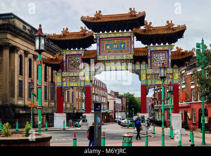 Una vista di Liverpool Chinatown dove ci sono uno stile cinese che mostra di gate l'ingresso principale a questa zona. Foto Stock