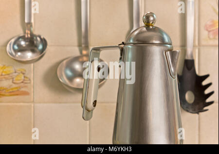 Close-up di un Italiano caffettiera sul fornello in una cucina domestica Foto Stock